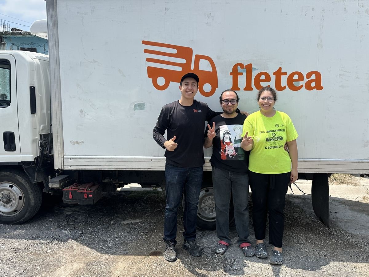 El equipo de Fletea frente al camión, al terminar una mudanza